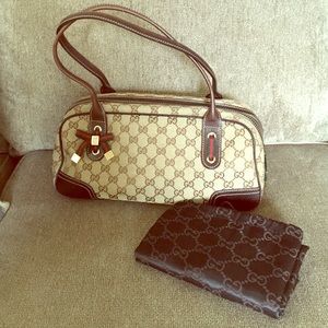 💯% authentic, vintage Gucci logo handbag! ❤️💚 matching wallet available, too